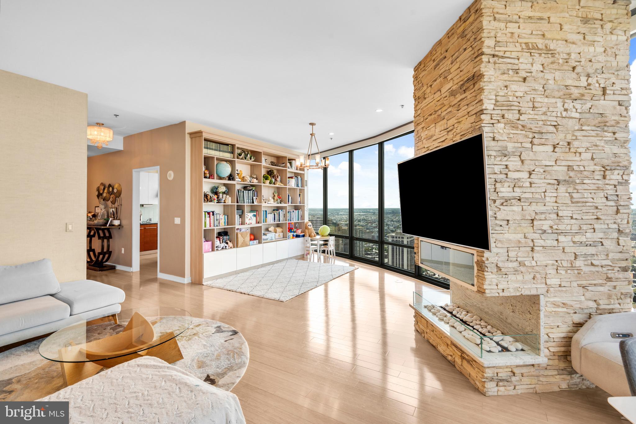 LOGAN SQUARE - Residential