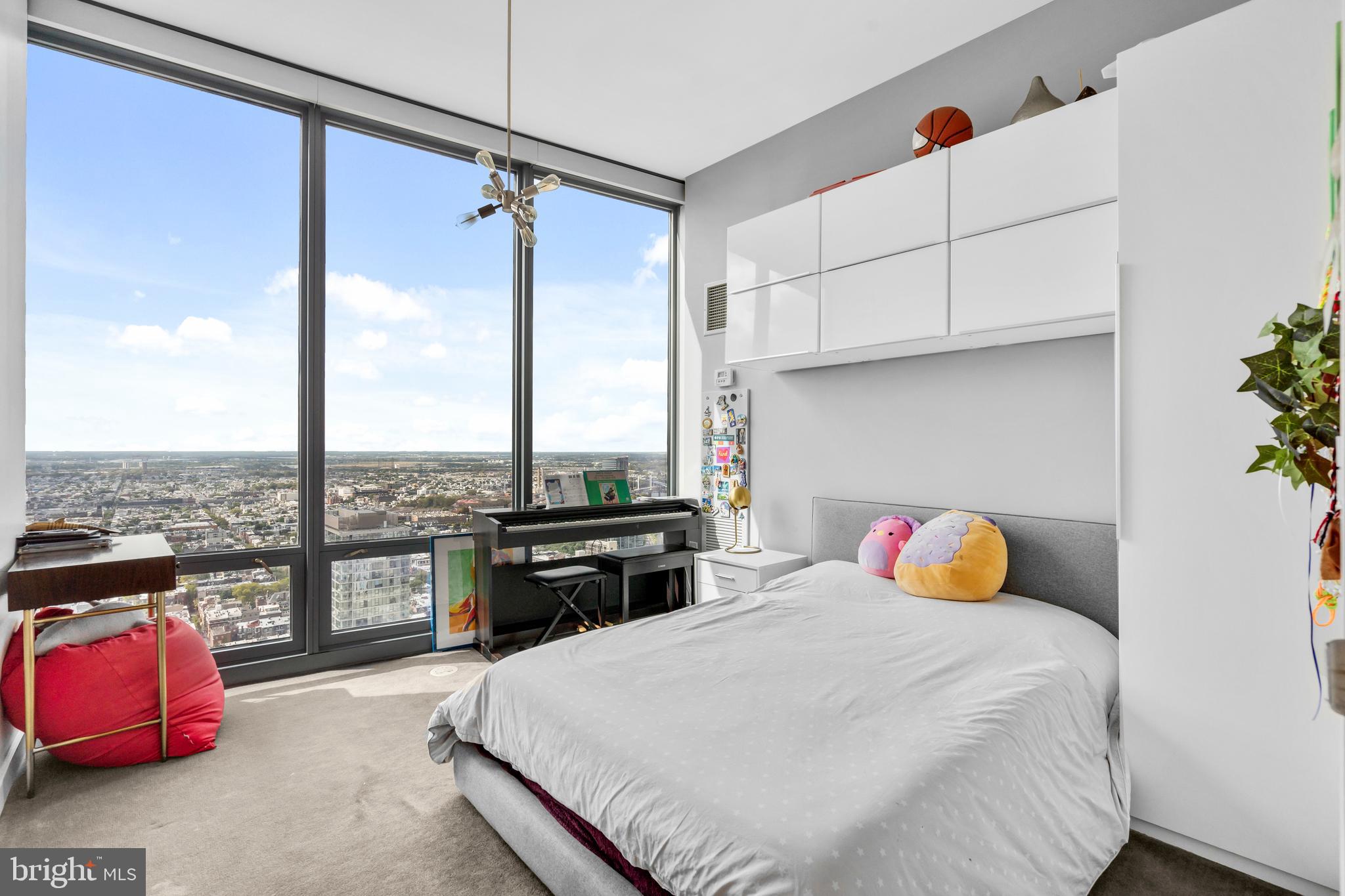 LOGAN SQUARE - Residential