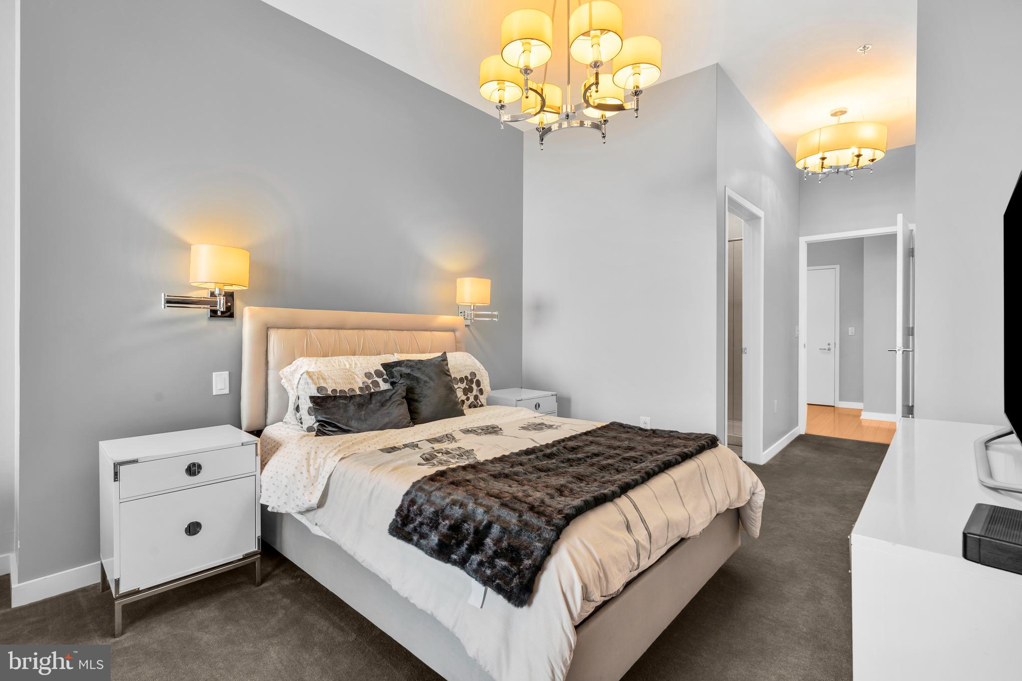 LOGAN SQUARE - Residential