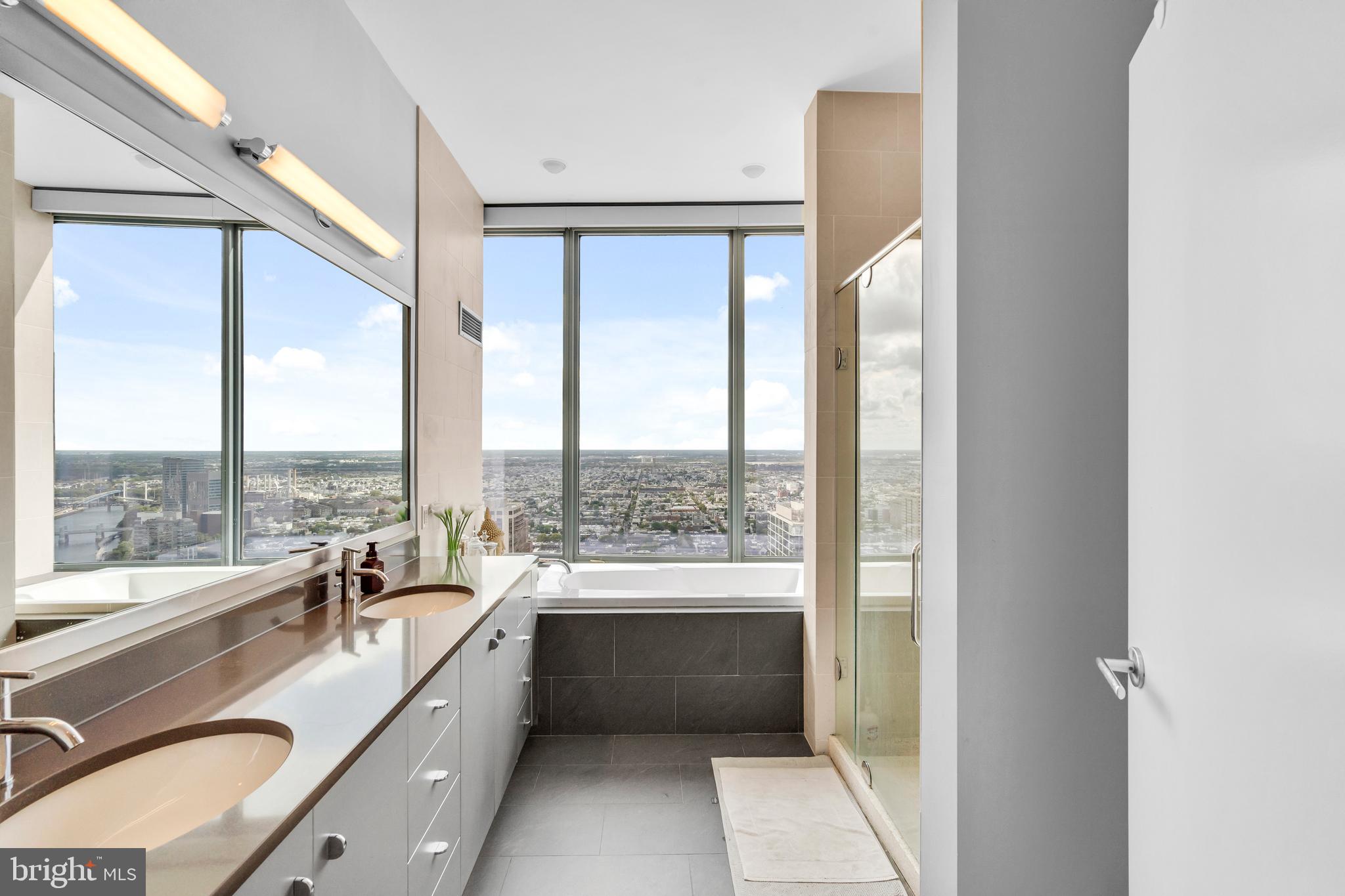 LOGAN SQUARE - Residential