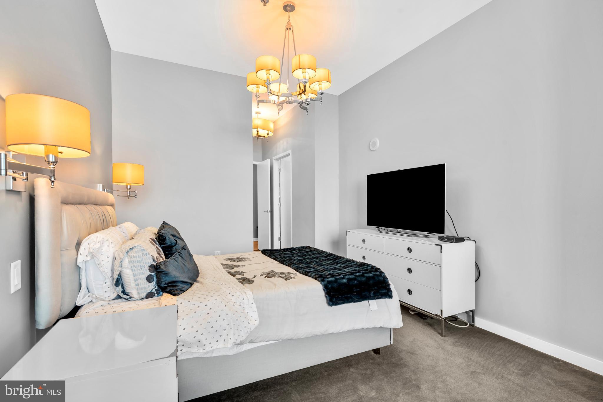 LOGAN SQUARE - Residential