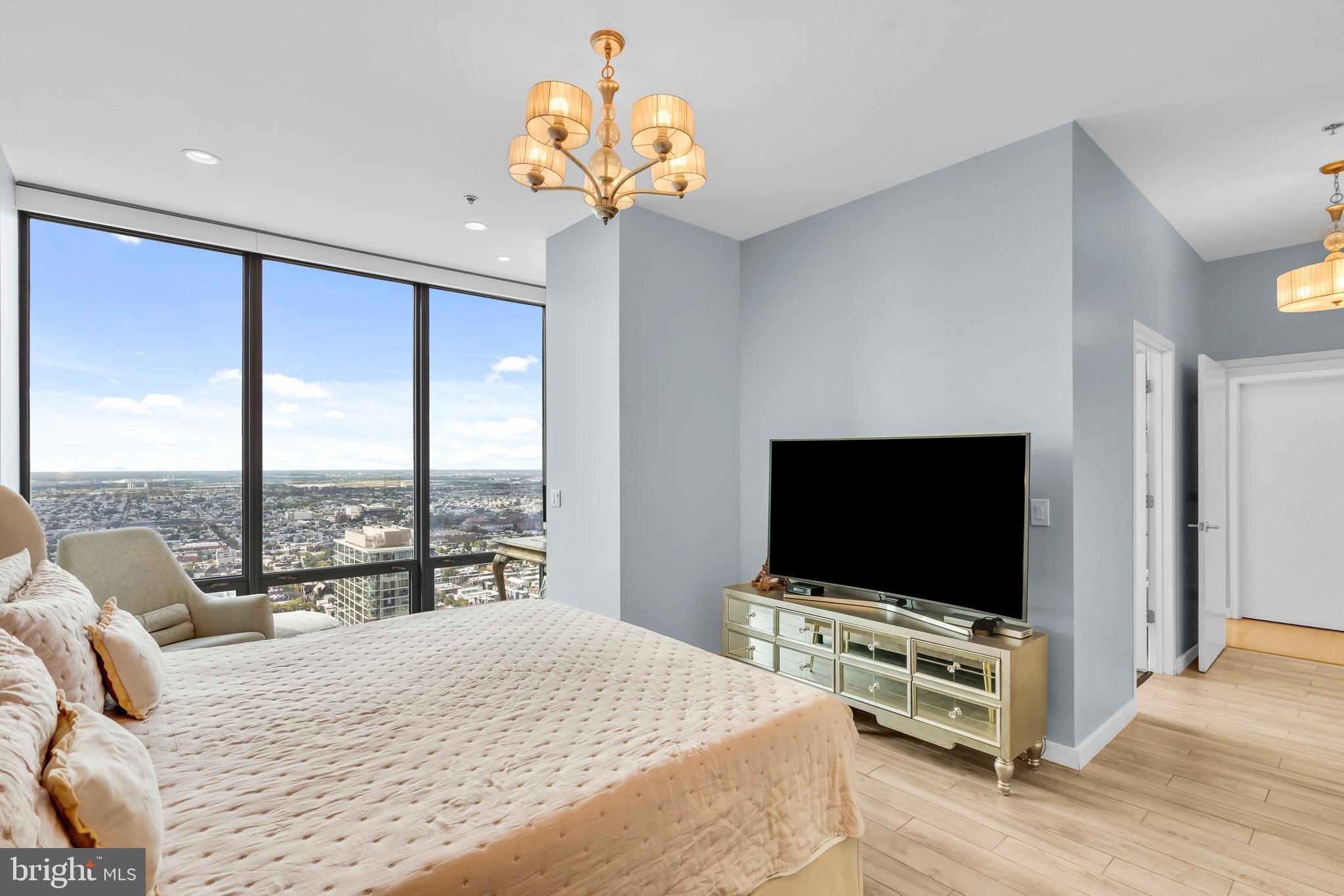 LOGAN SQUARE - Residential