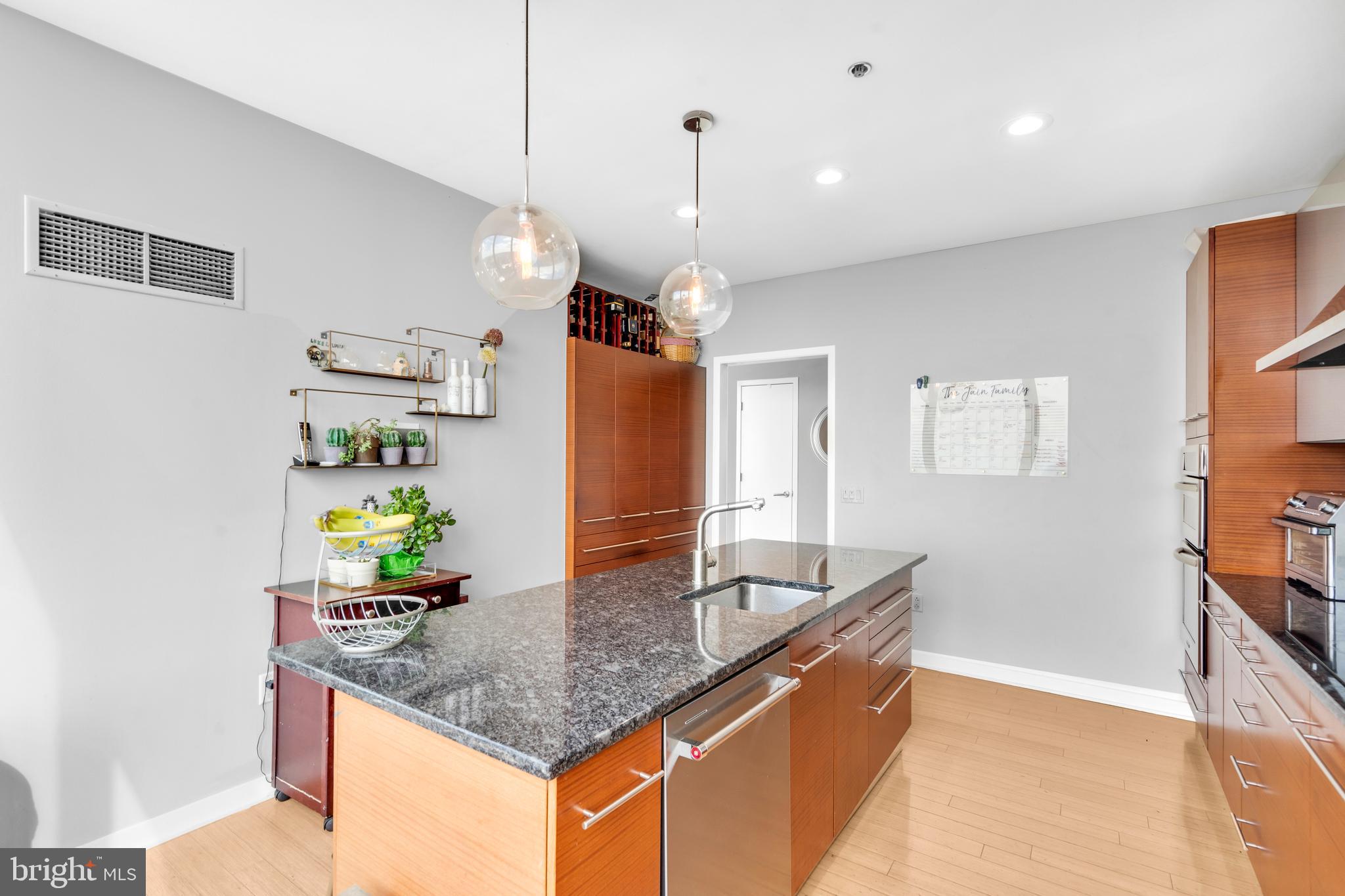 LOGAN SQUARE - Residential