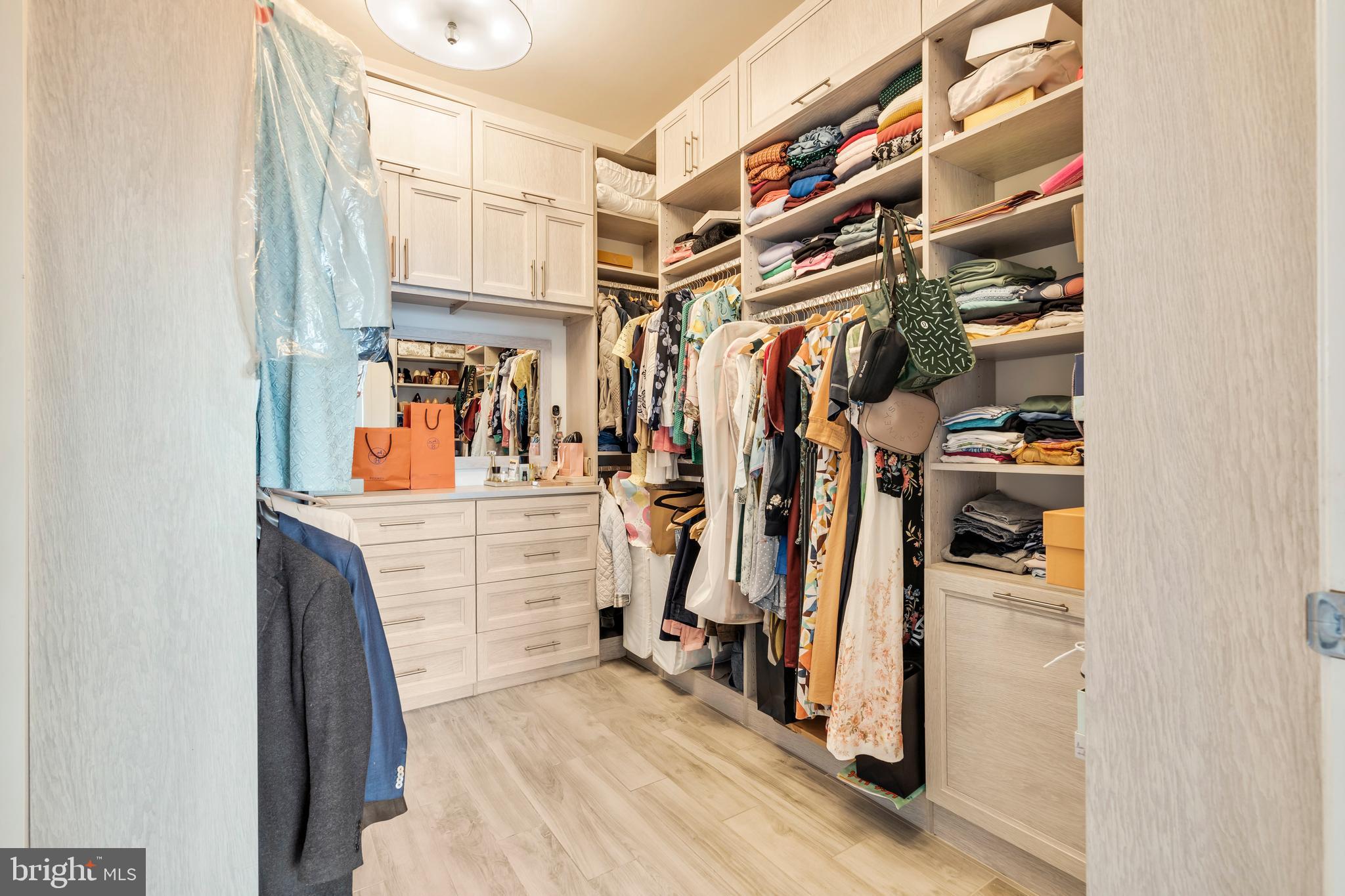 LOGAN SQUARE - Residential