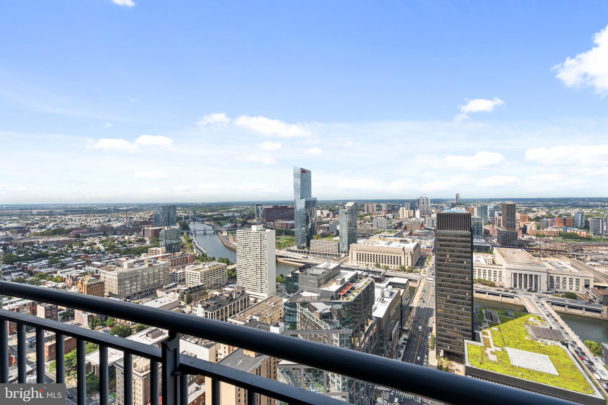 LOGAN SQUARE - Residential