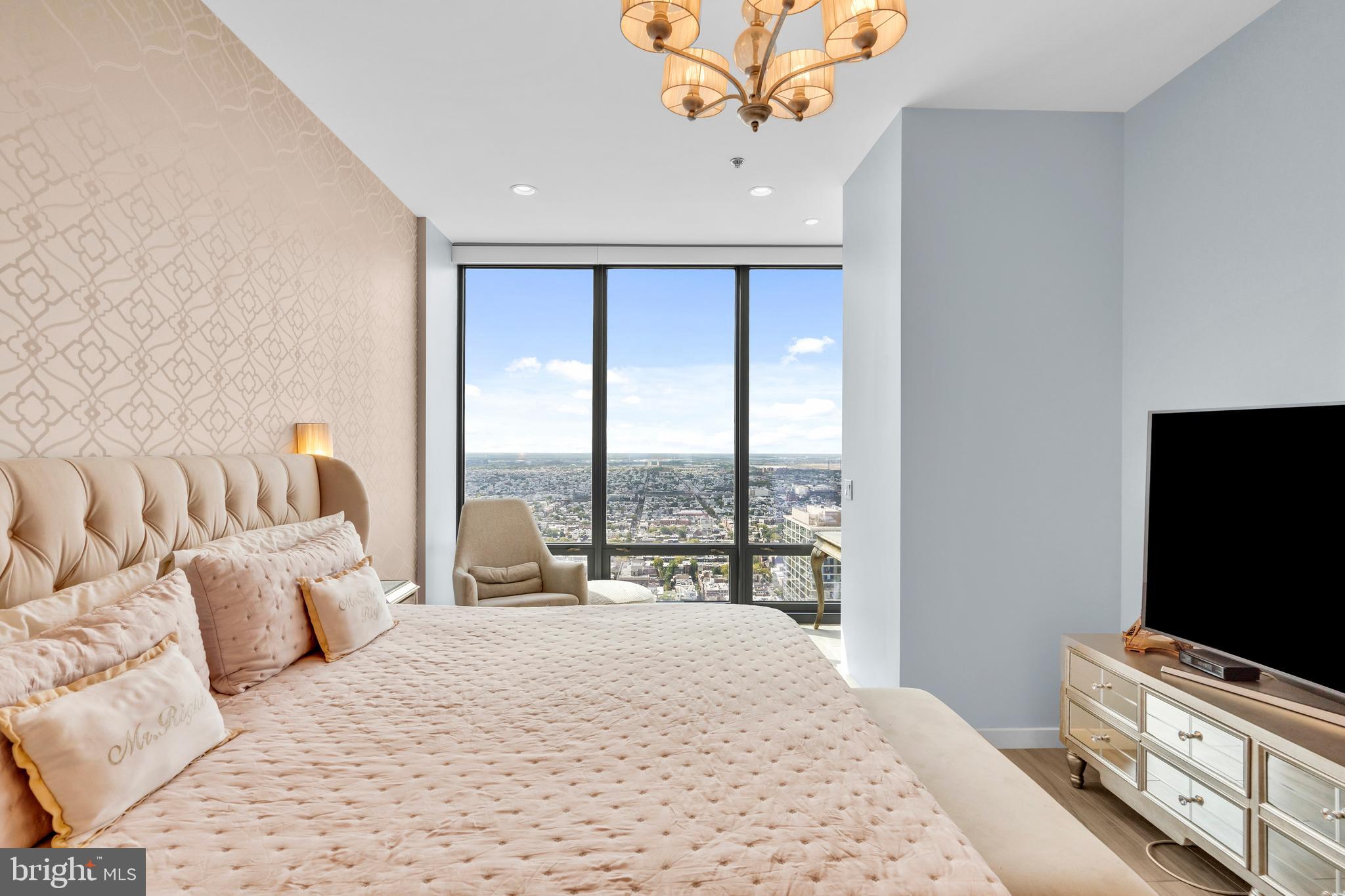 LOGAN SQUARE - Residential