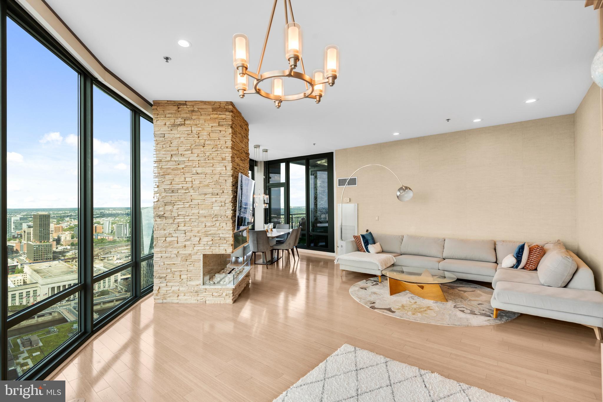 LOGAN SQUARE - Residential