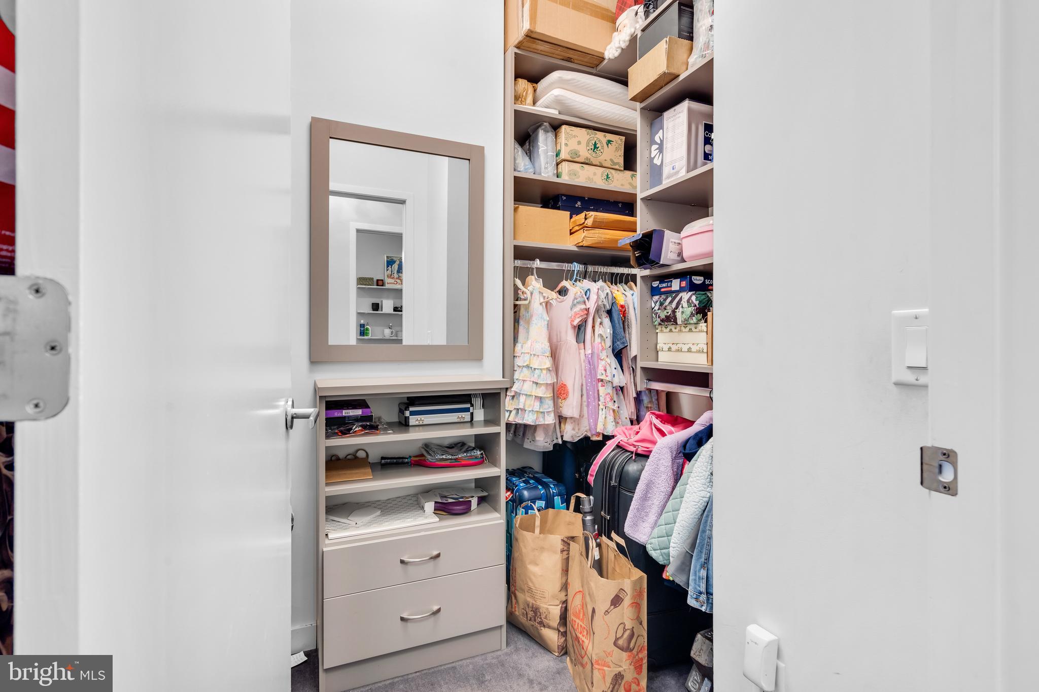 LOGAN SQUARE - Residential