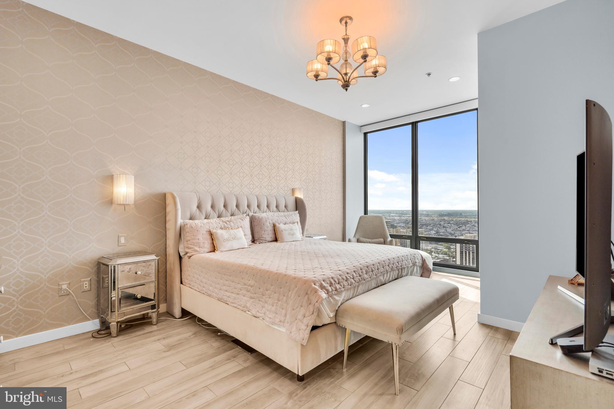 LOGAN SQUARE - Residential