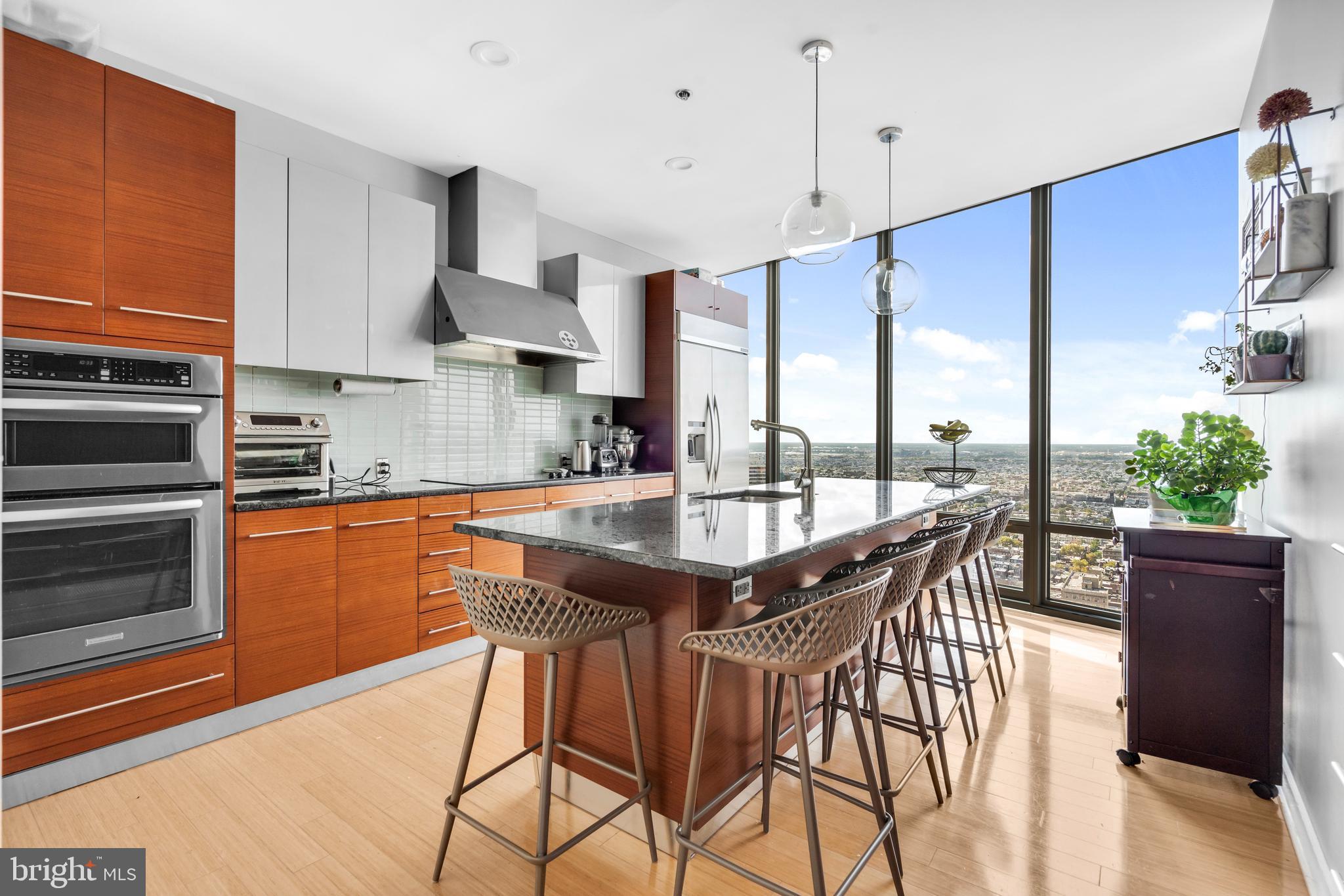 LOGAN SQUARE - Residential