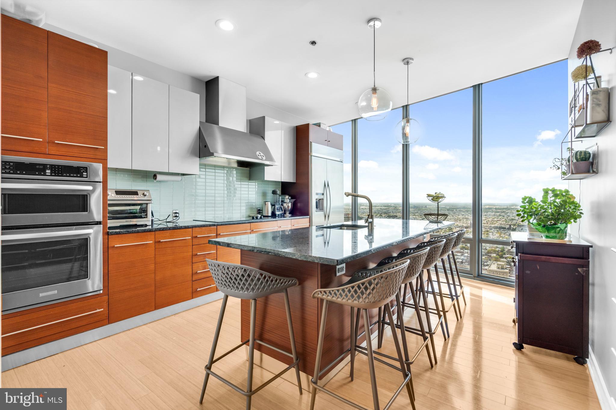 LOGAN SQUARE - Residential