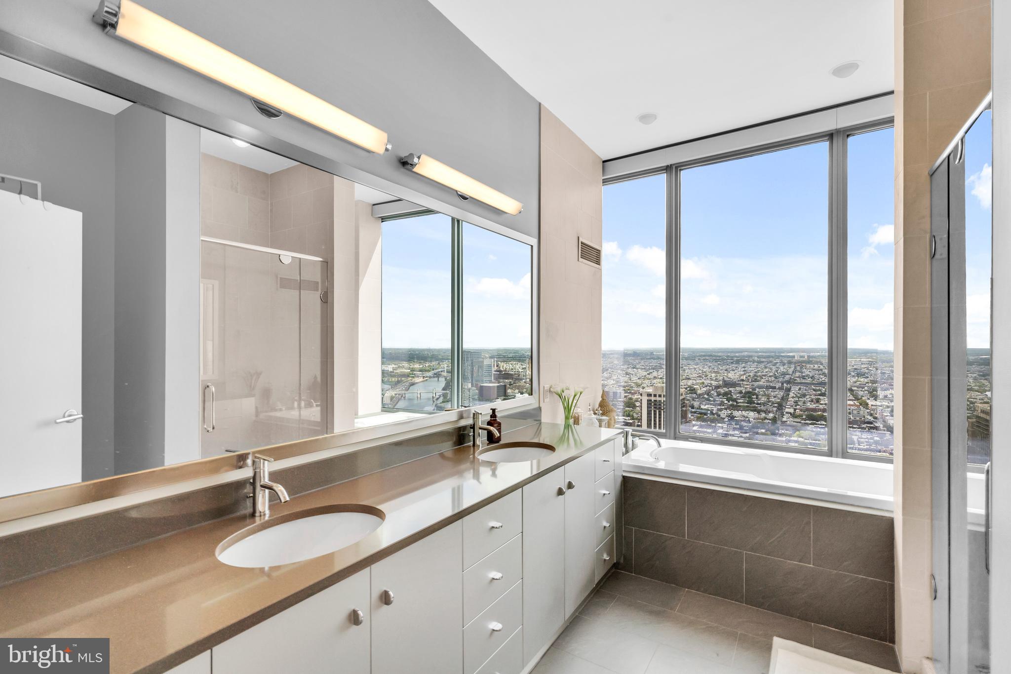 LOGAN SQUARE - Residential