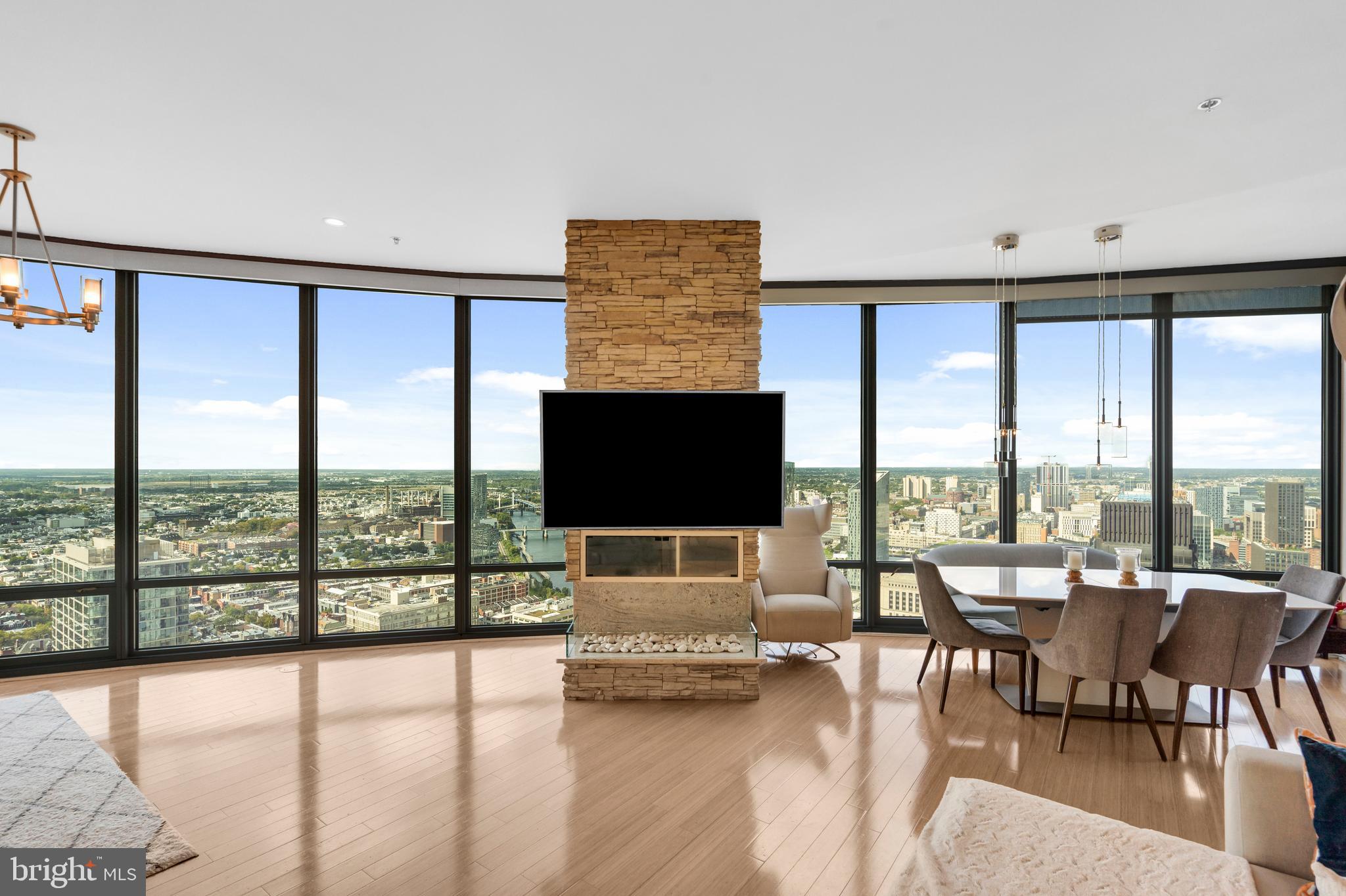 LOGAN SQUARE - Residential