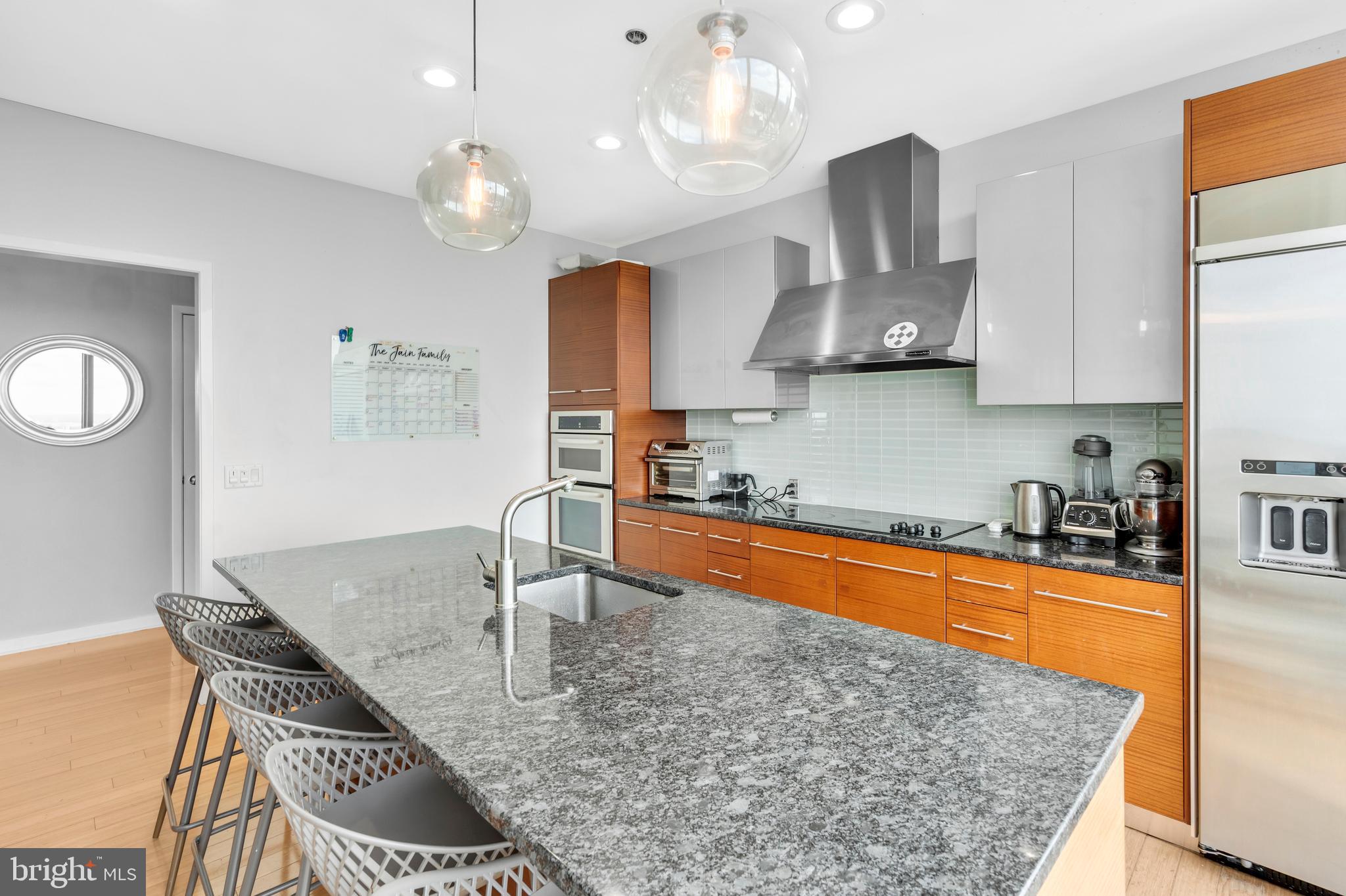 LOGAN SQUARE - Residential