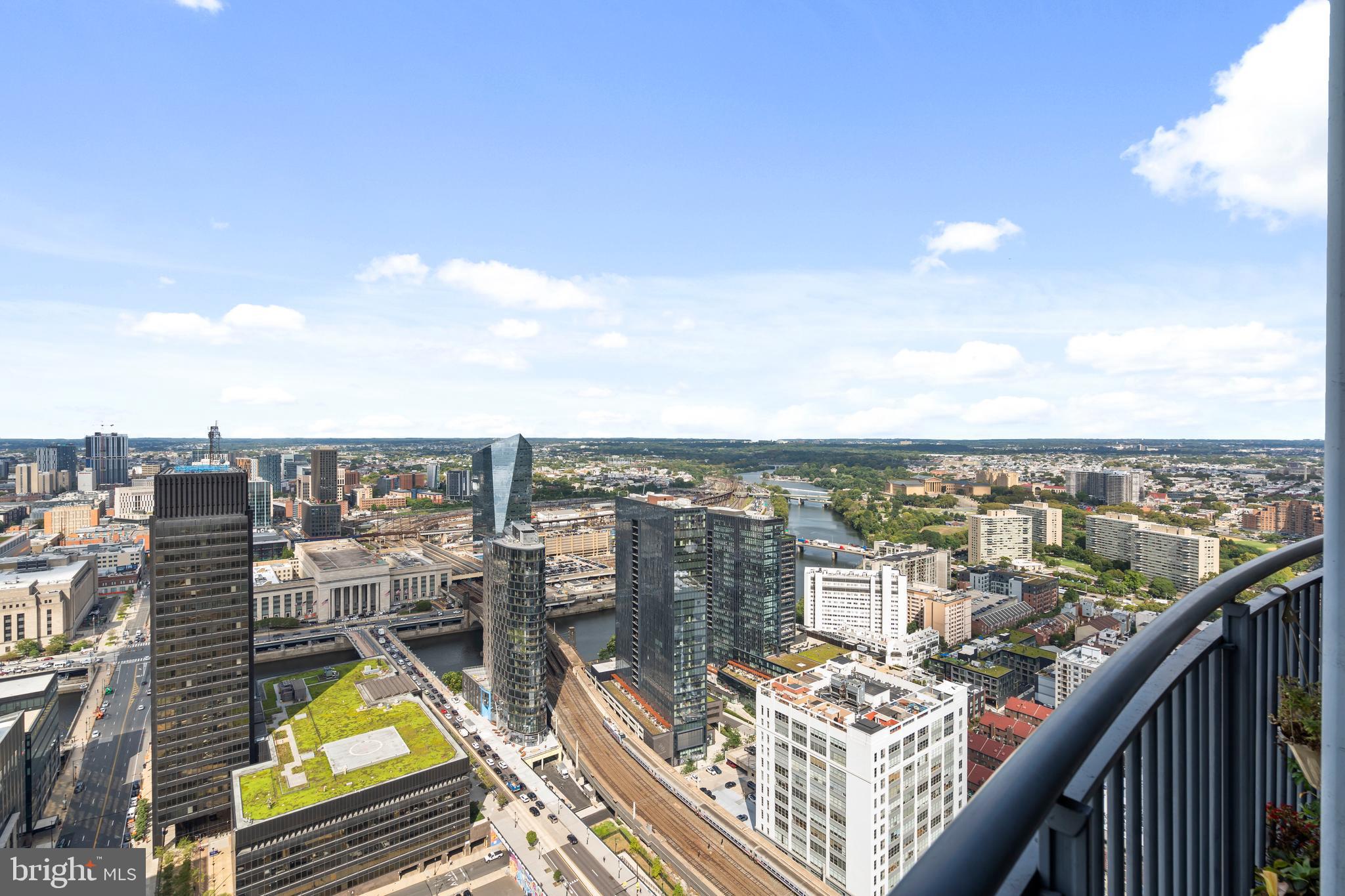 LOGAN SQUARE - Residential