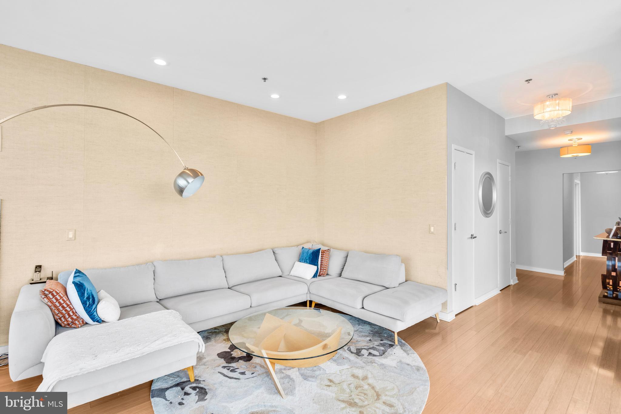 LOGAN SQUARE - Residential