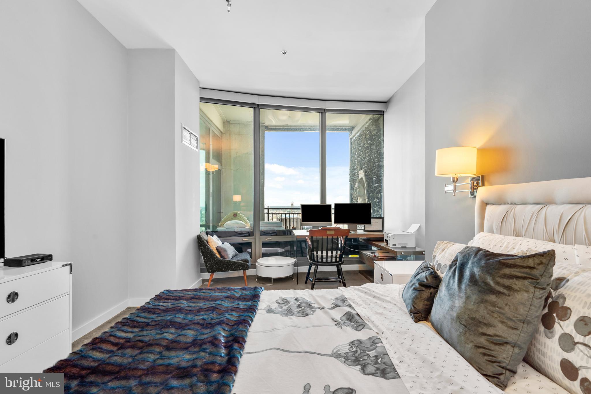 LOGAN SQUARE - Residential