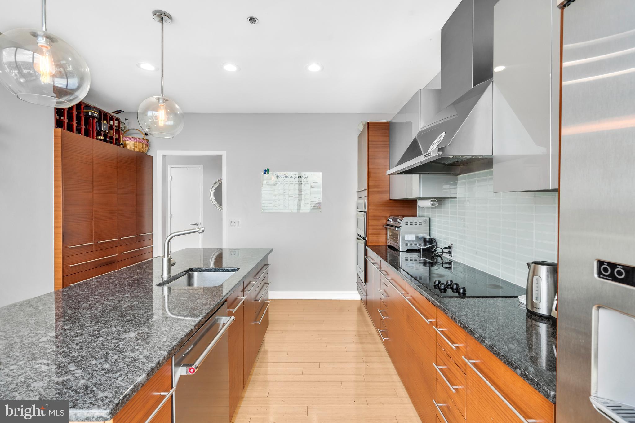 LOGAN SQUARE - Residential