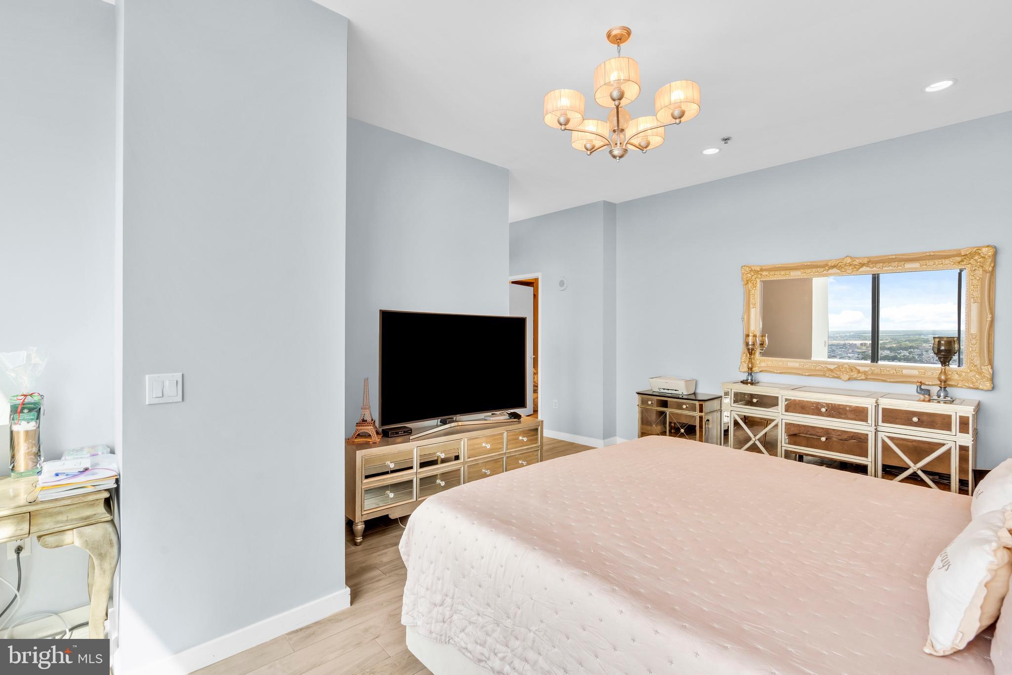 LOGAN SQUARE - Residential