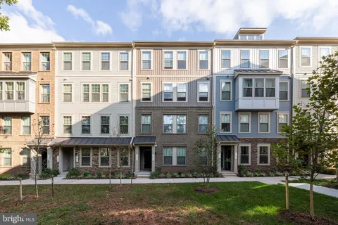 707 Thomas Lane Unit B, Manassas Park, VA MLS: VAMP2003344