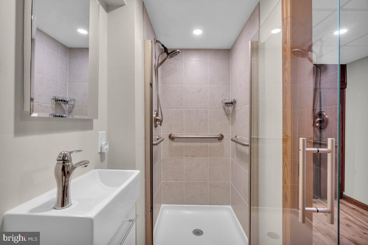 HOLME CIRCLE - Residential