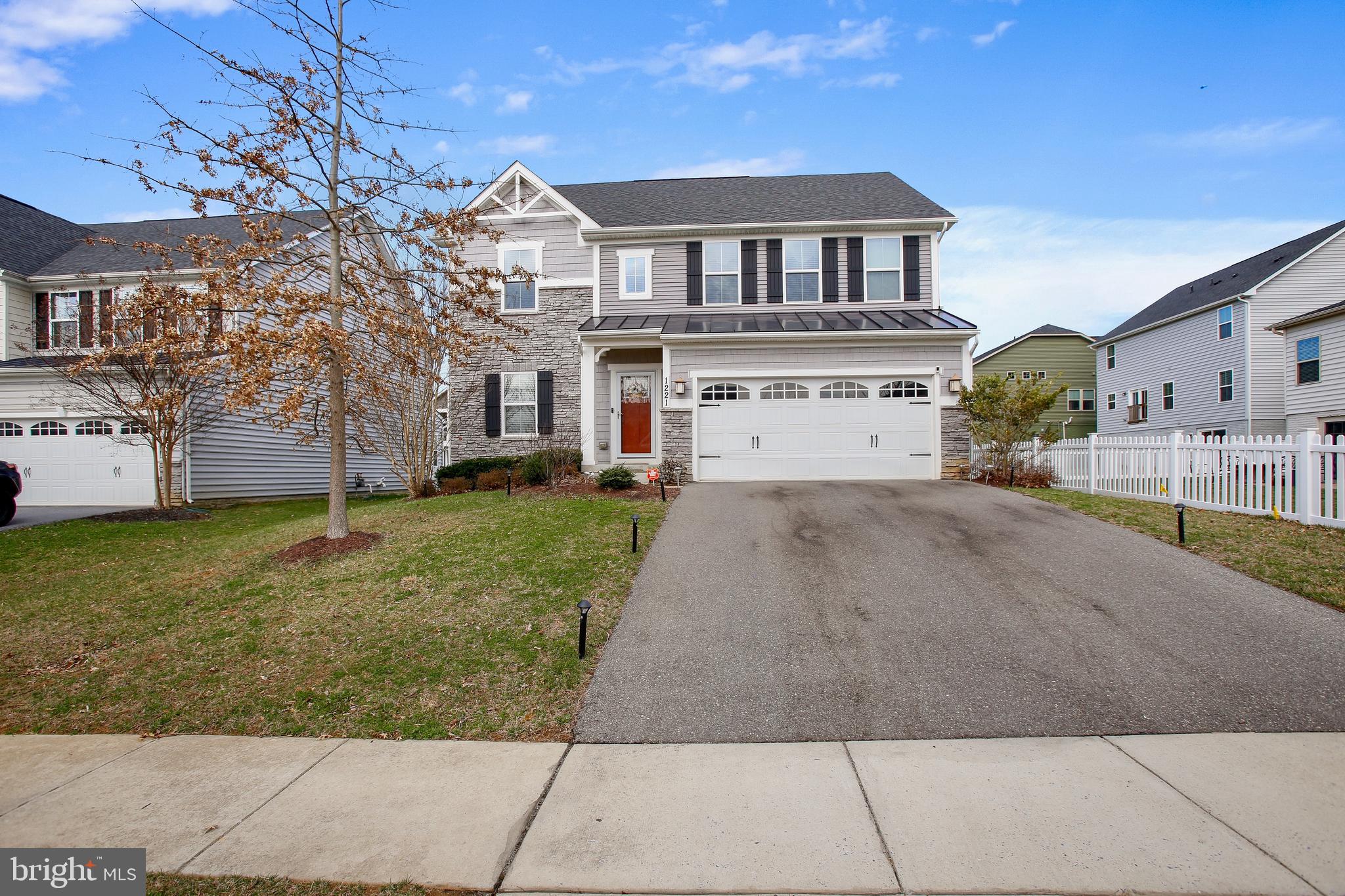 1221 LONG FARM LANE