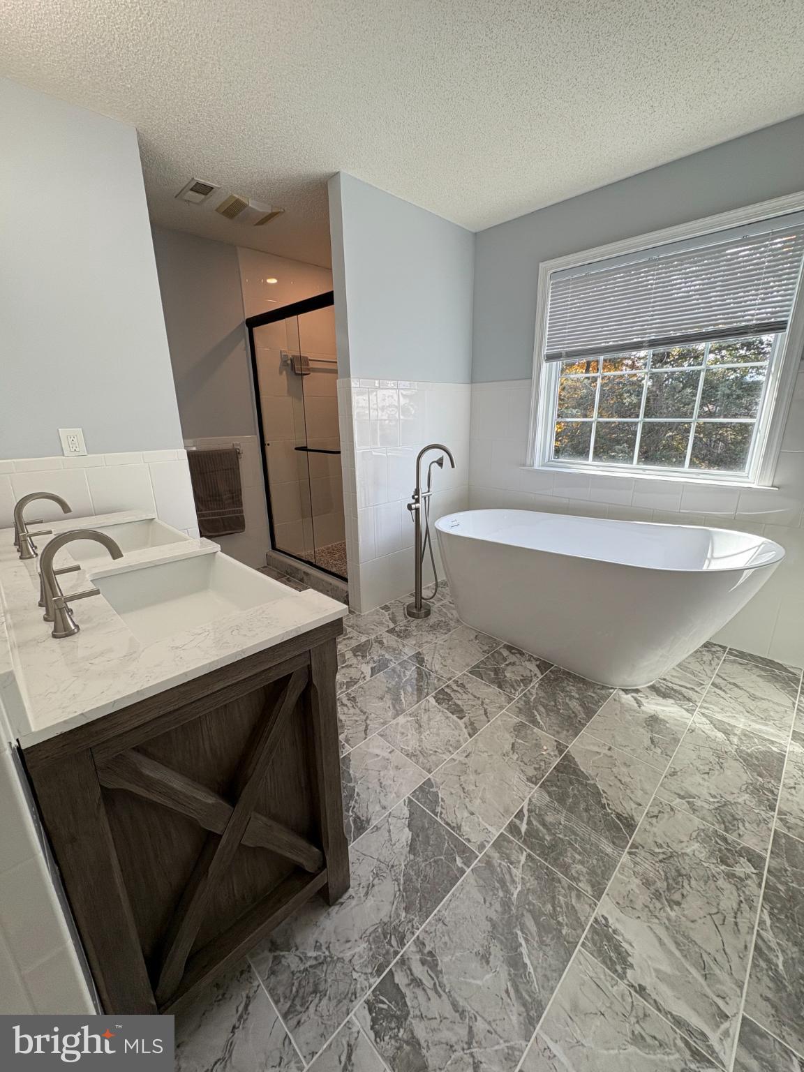 WOODSIDE ESTATES - Residential Lease