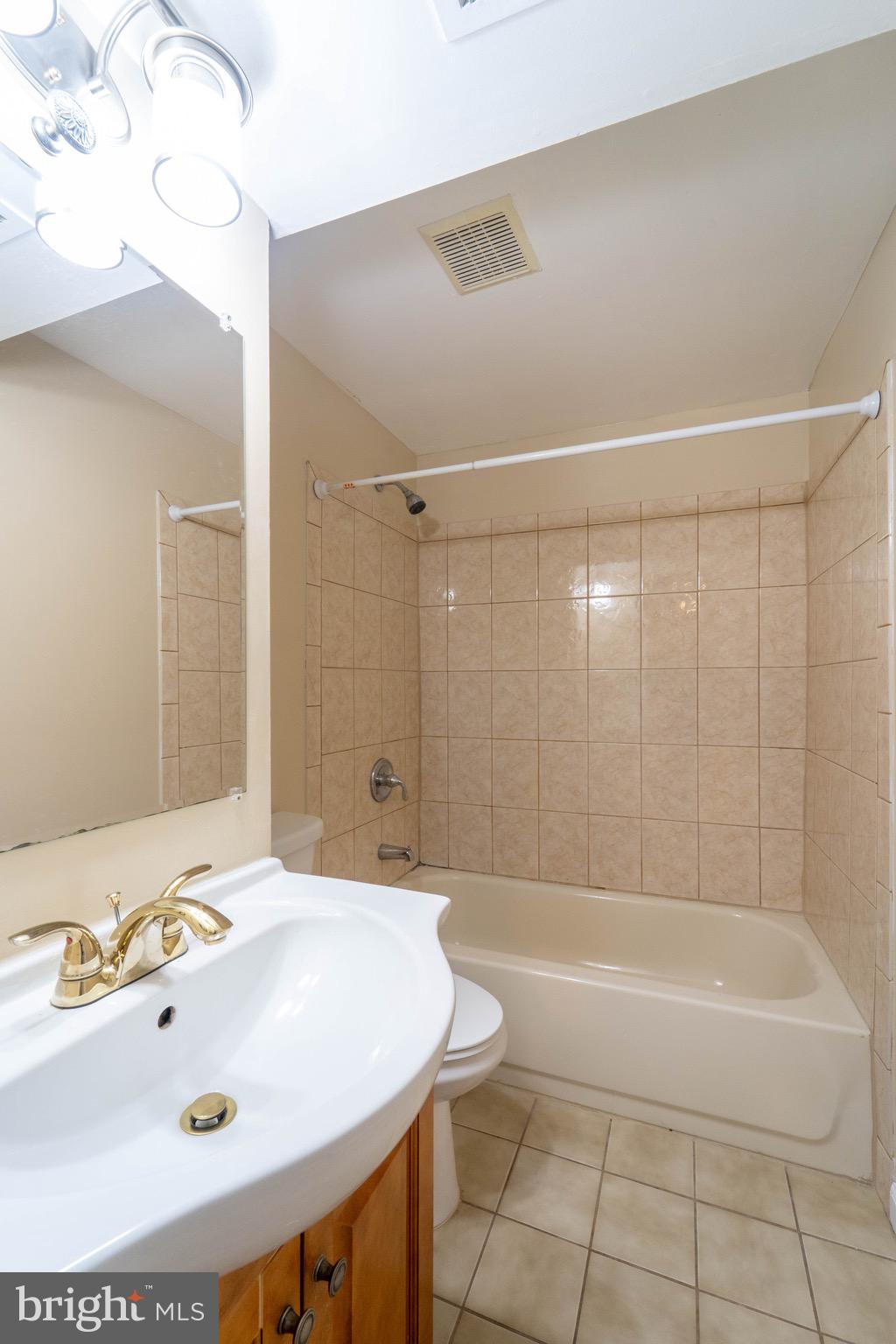 SILVER SPRING CNTRY CLUB - Residential Lease