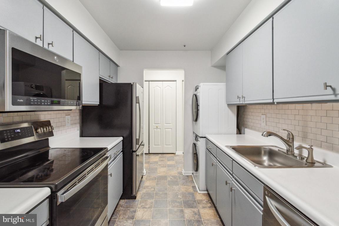 VILLAGE OF MONTGOMERY RUN - Residential Lease