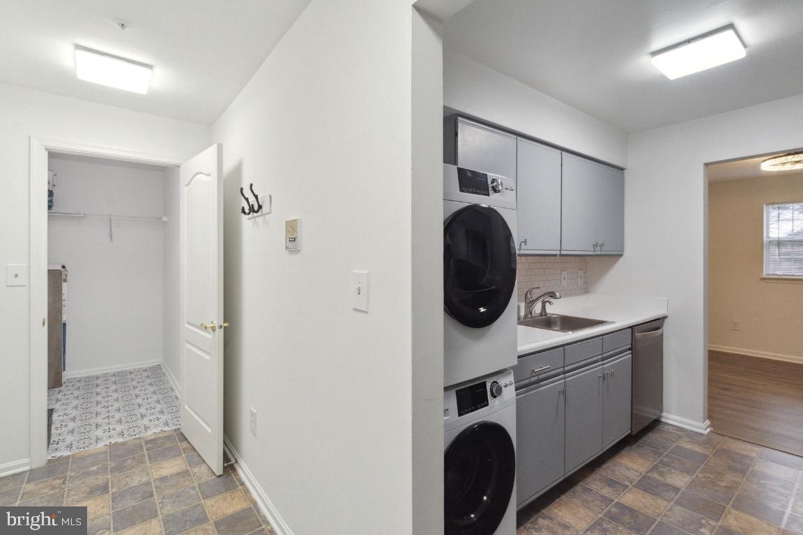 VILLAGE OF MONTGOMERY RUN - Residential Lease