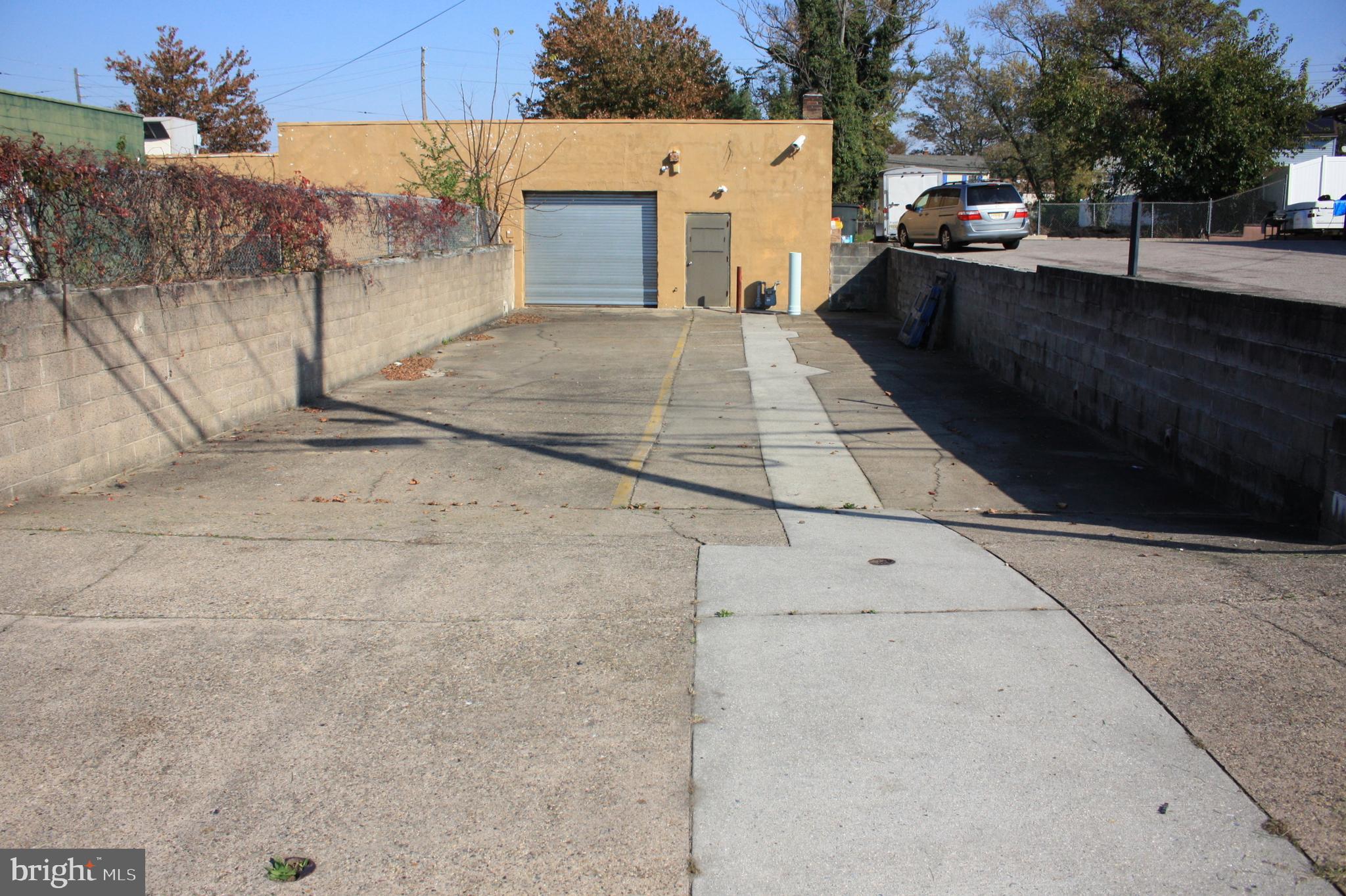 4810 & 4818 N CRESCENT BOULEVARD