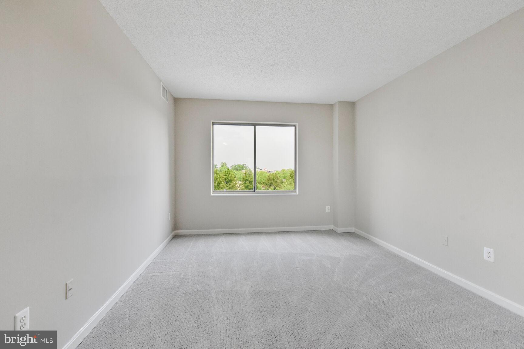 LANSDOWNE WOODS - Residential