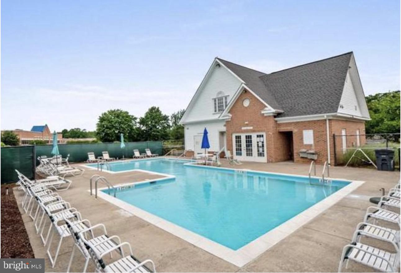 GLEN OAKS CONDOMINIUM - Residential Lease