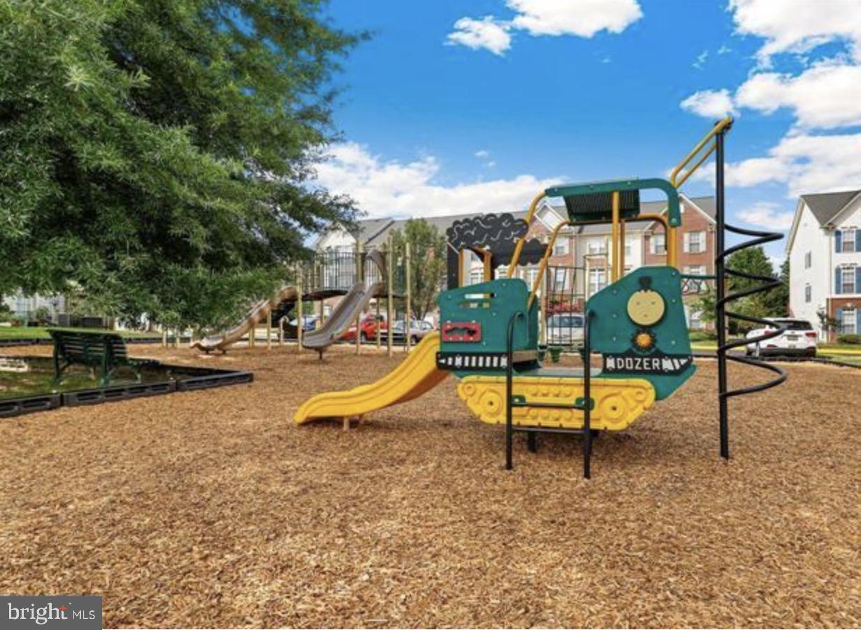 GLEN OAKS CONDOMINIUM - Residential Lease