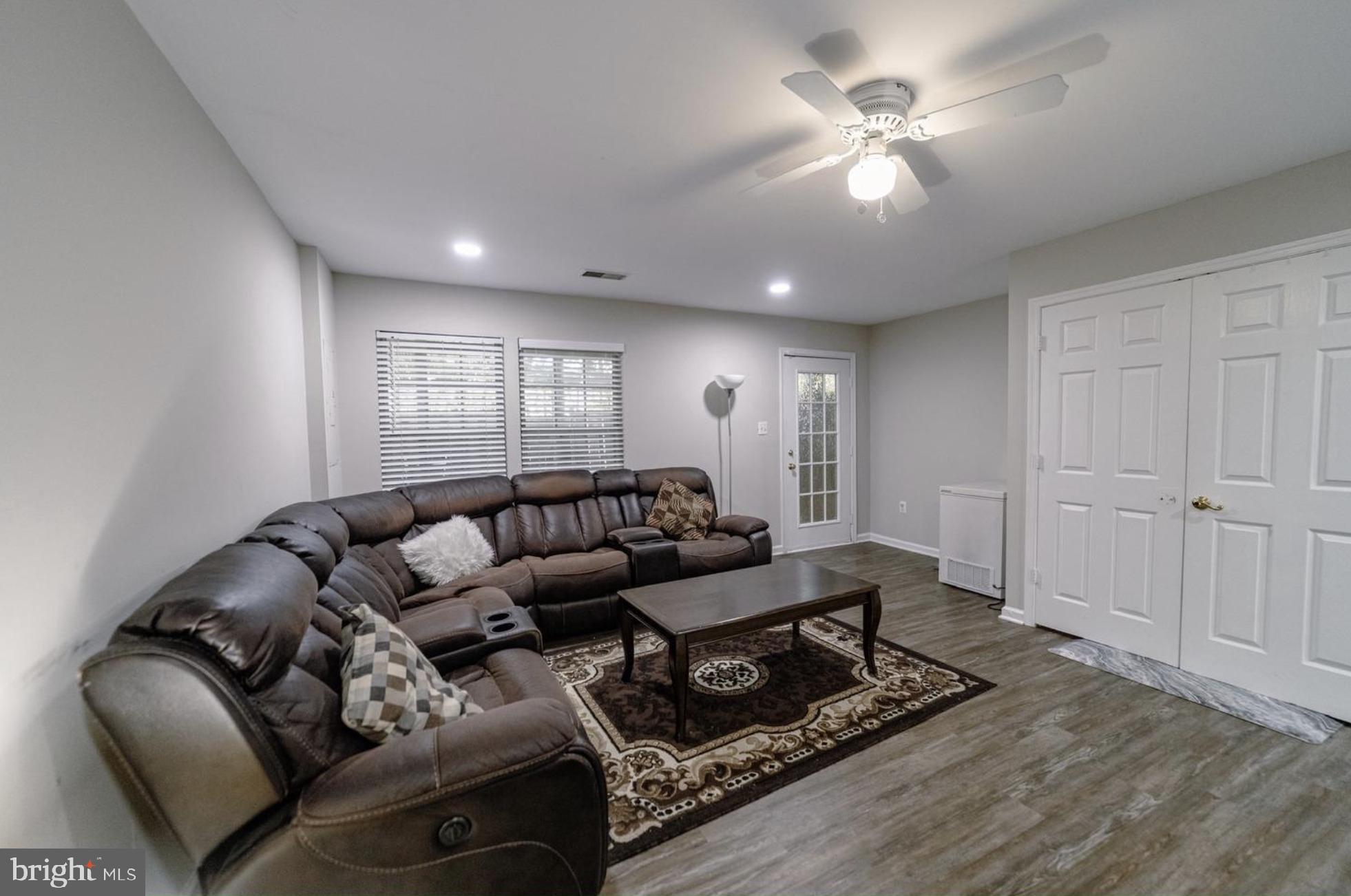 GLEN OAKS CONDOMINIUM - Residential Lease