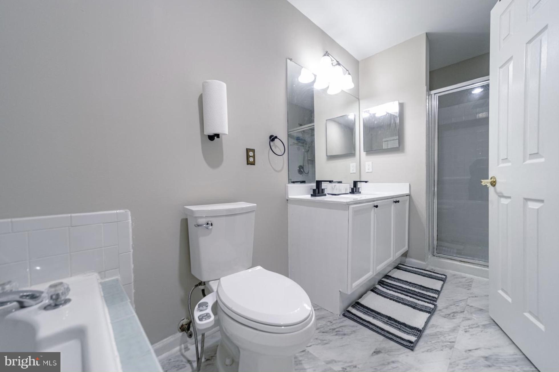 GLEN OAKS CONDOMINIUM - Residential Lease