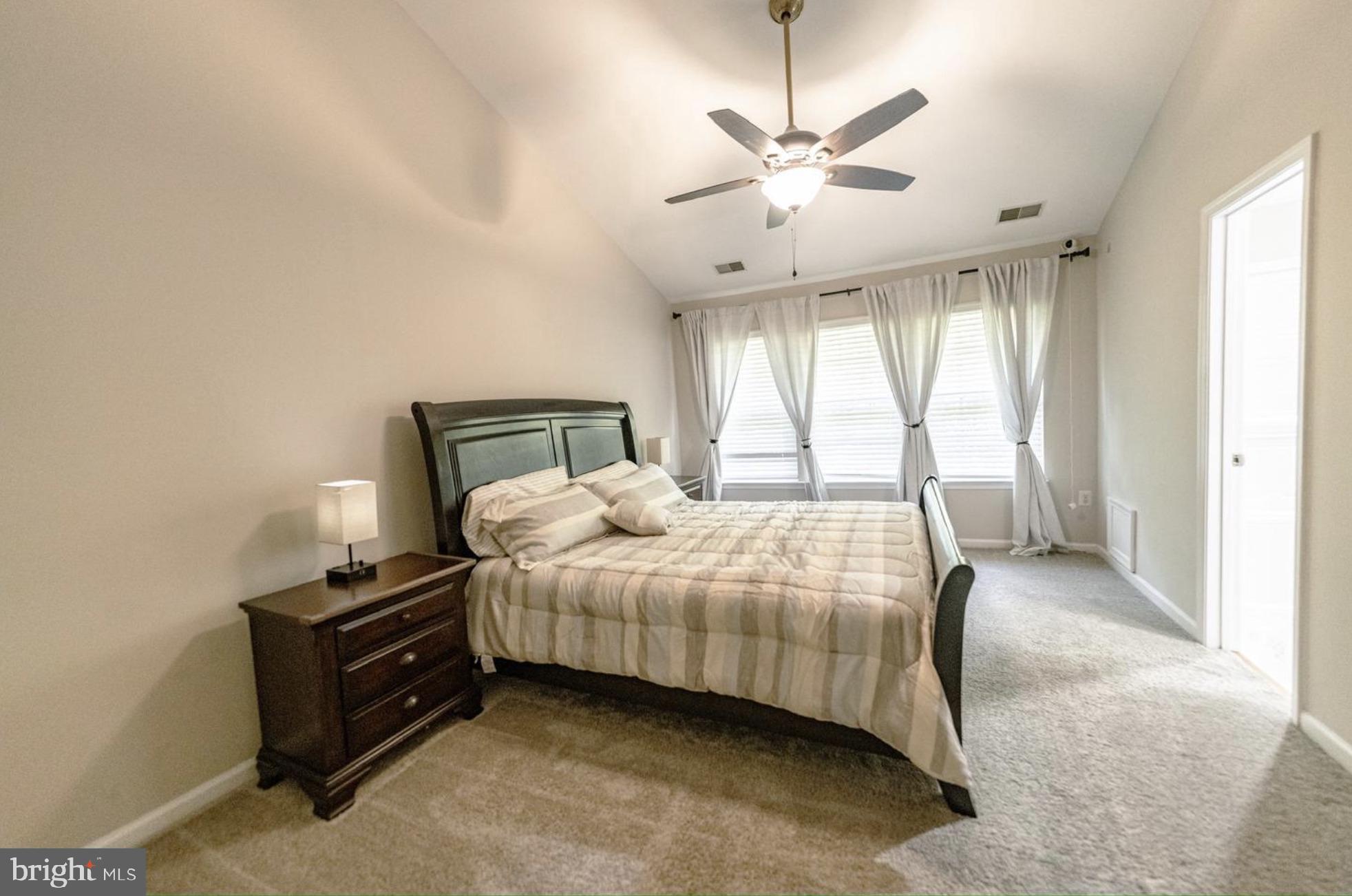 GLEN OAKS CONDOMINIUM - Residential Lease