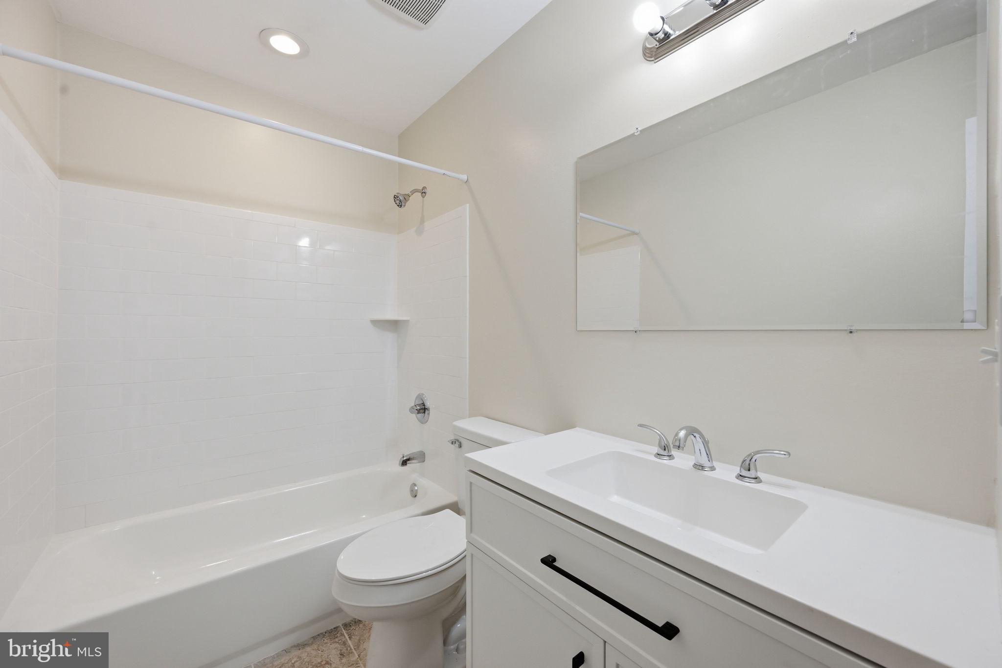 WHISKEY BOTTOM SQUARE - Residential