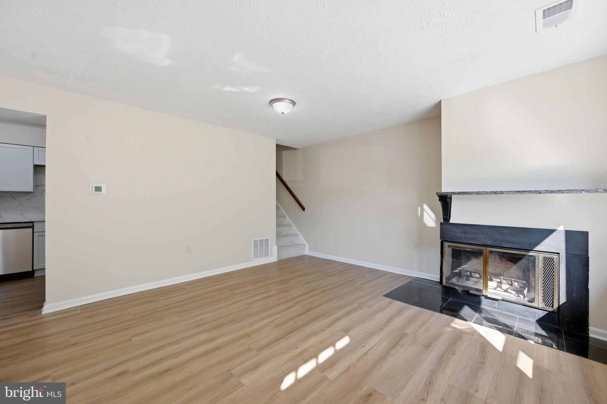 WHISKEY BOTTOM SQUARE - Residential