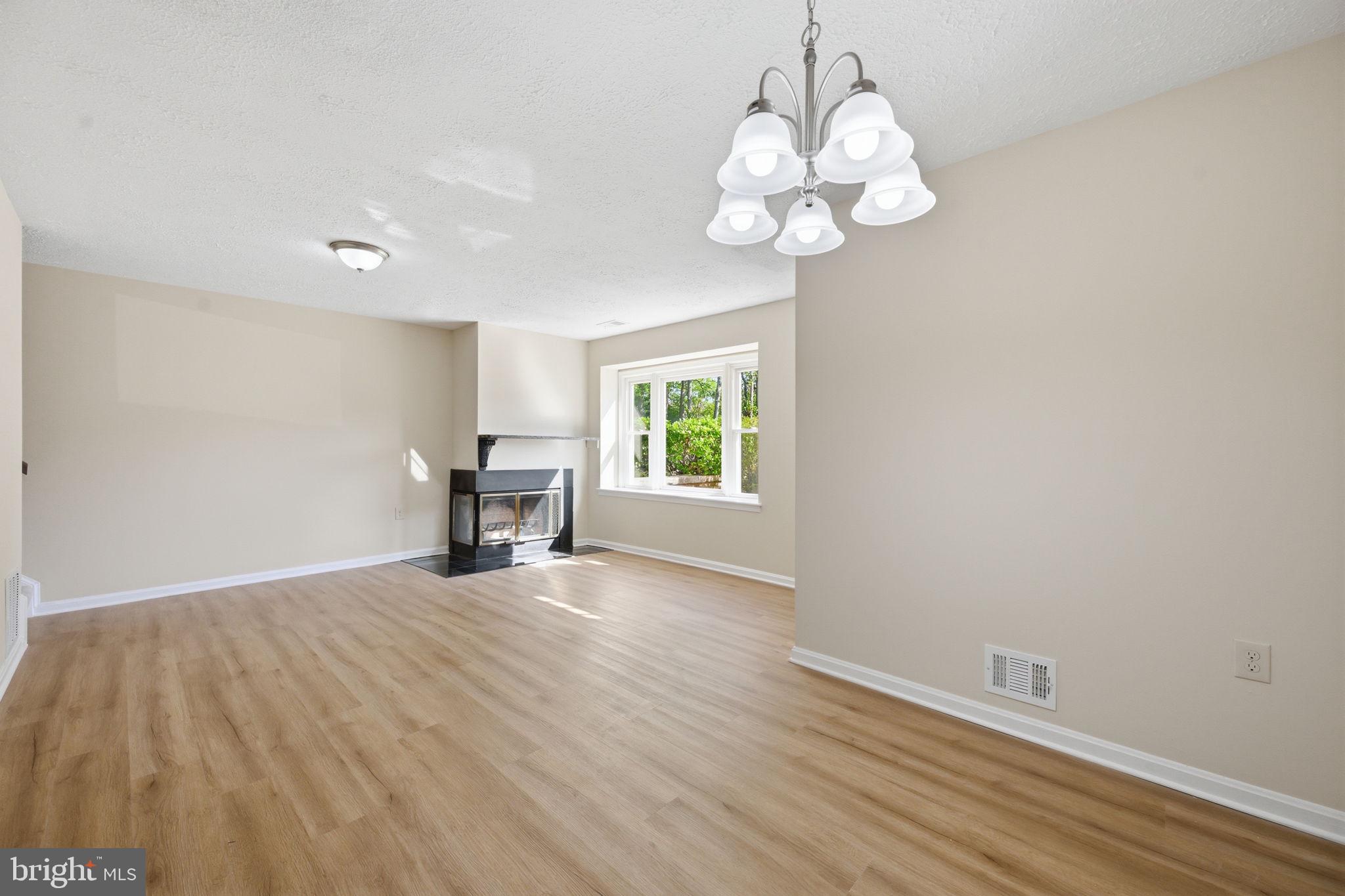 WHISKEY BOTTOM SQUARE - Residential