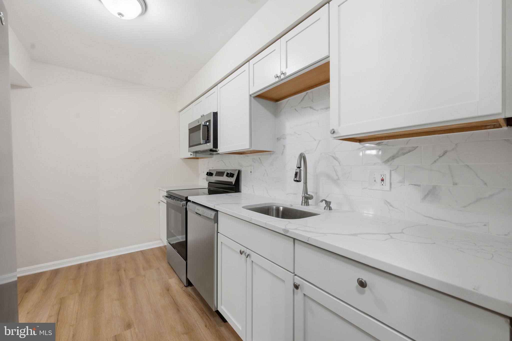 WHISKEY BOTTOM SQUARE - Residential