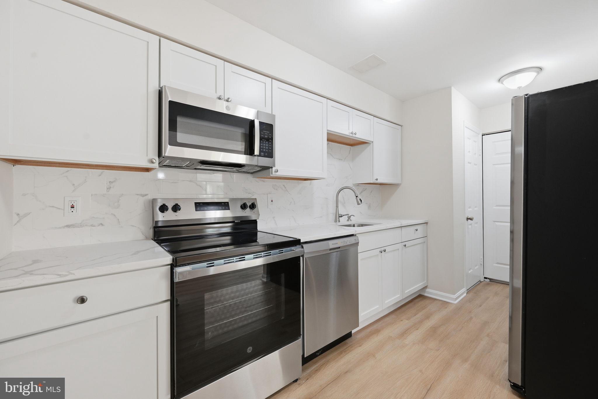 WHISKEY BOTTOM SQUARE - Residential