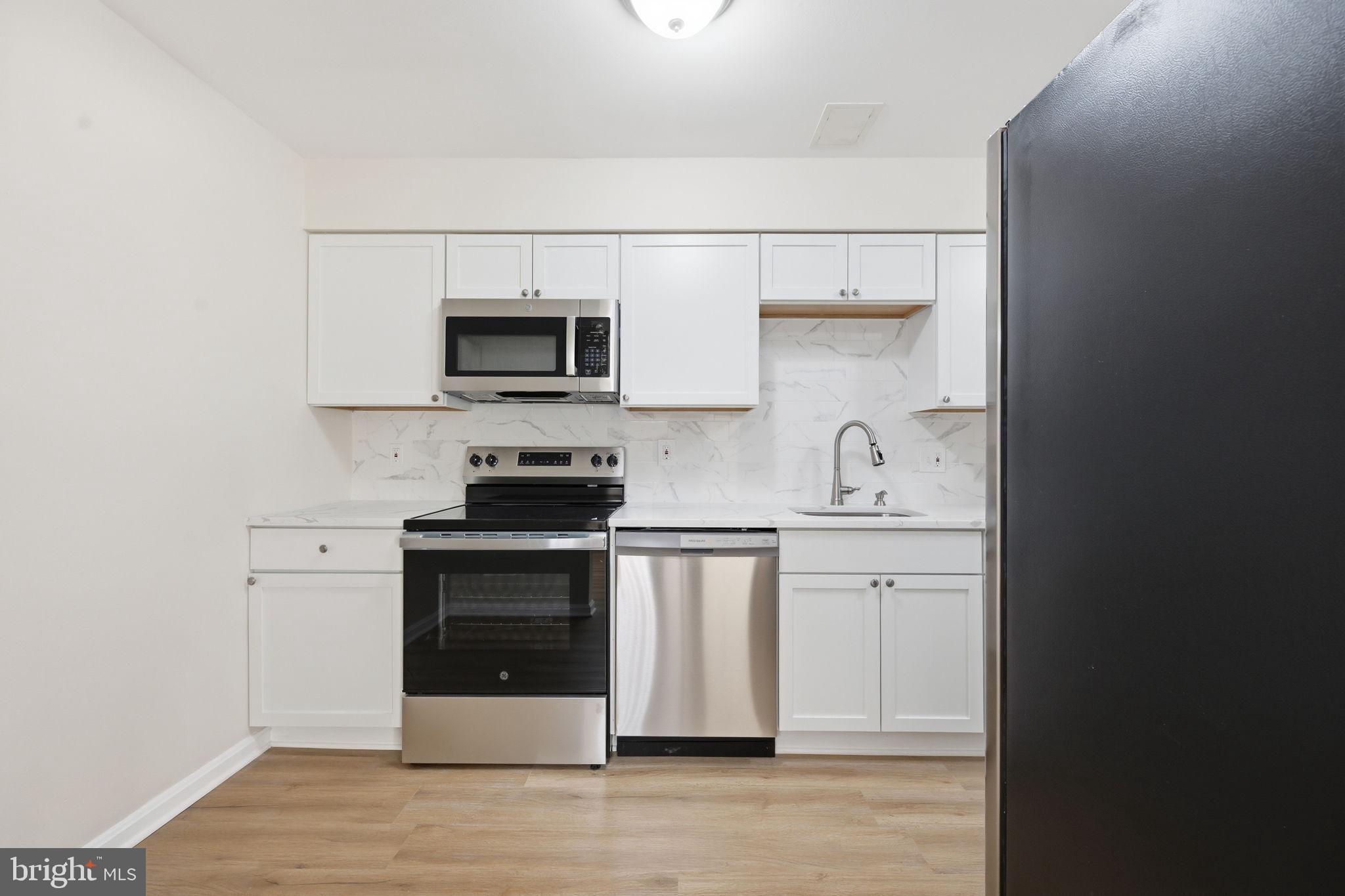 WHISKEY BOTTOM SQUARE - Residential