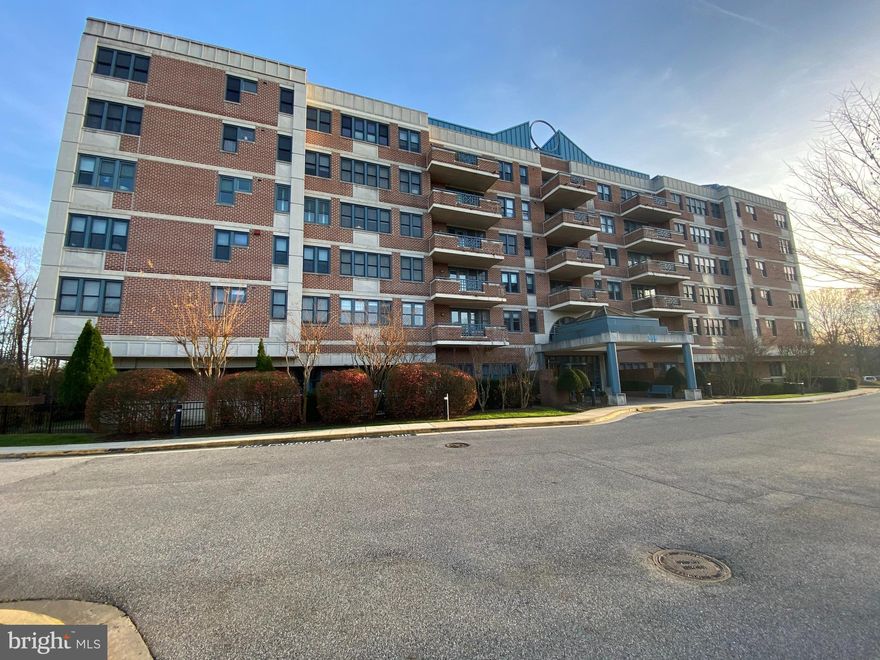 Heritage Harbour - South River Condominium Building 55+ community - Ground Level unit w/ Exterior Unit Entry. UPDATED. New Paint, Flooring and Carpet. 930 Astern Way - Unit #104.  A 55+ community, this is living life at its' finest. An updated 2 bedroom 2 bath condo with exterior unit entry, in desirable Heritage Harbour South River Condominium Building. Oversized condo unit with 1550 sq ft, high ceilings. NEW Paint, Flooring and Carpet. Large separate kitchen area, open concept into dining/living room. Large closets, large marble baths, outdoor patio area and much more. In building amenities include - large lobby with sitting areas, fitness center, indoor/outdoor pool, meeting/party room, Golf course membership is available, a club house with a library, large meeting rooms, billiards room, indoor pool and outdoor pool. Access to the South River.  Small pets to be considered case by case. Add $45.00 pet rent.