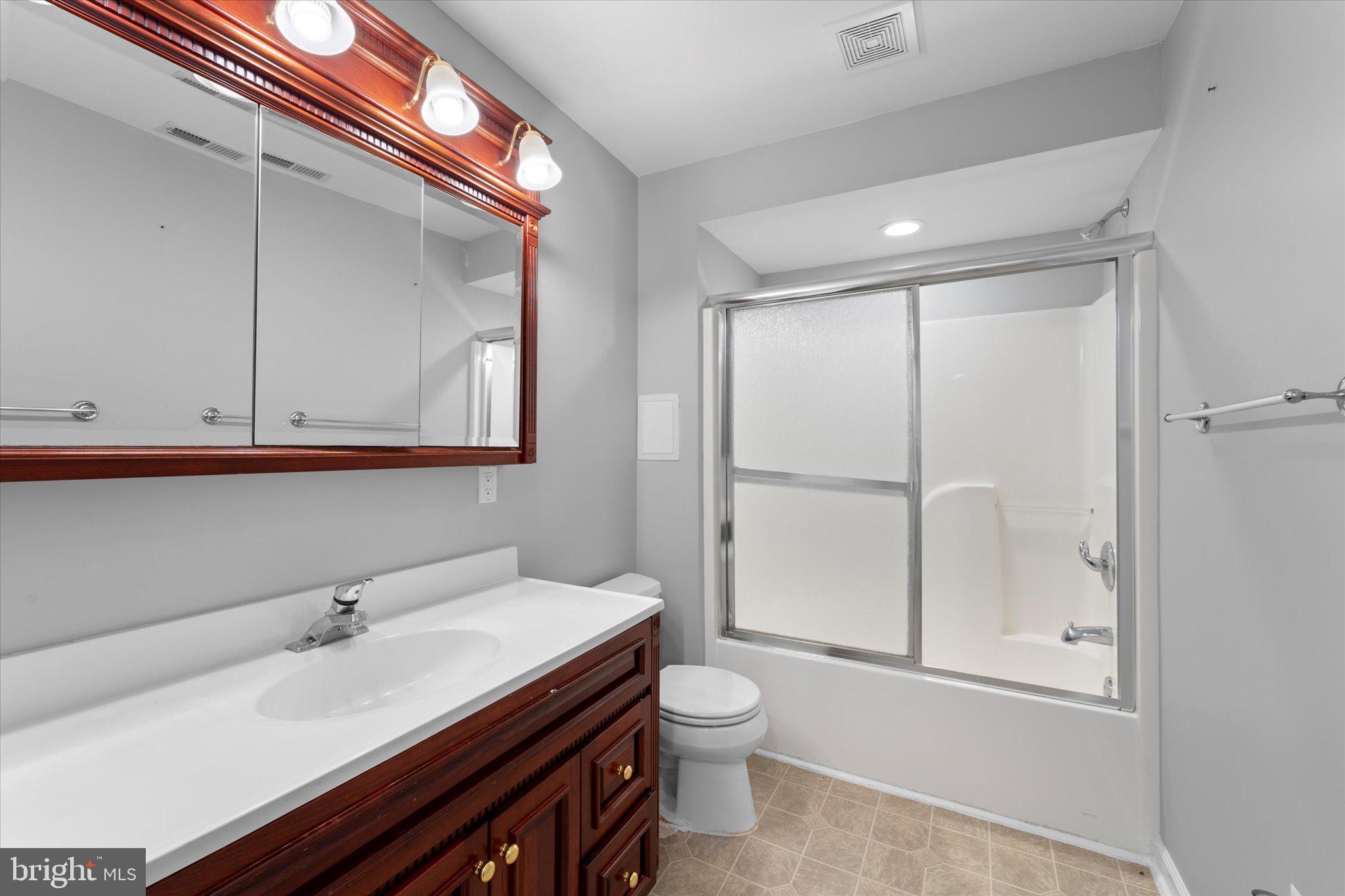 ISLAND CREEK WOODS - Residential