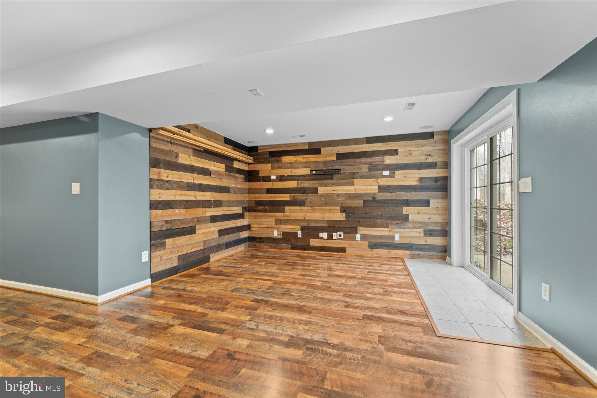 ISLAND CREEK WOODS - Residential