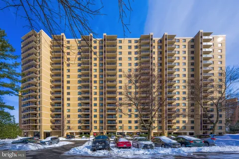 307 Yoakum Parkway Unit 920, Alexandria, VA MLS: VAAX2053424