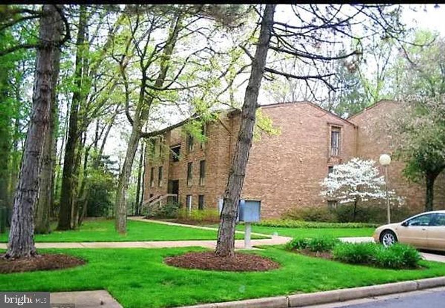 GORGEOUS condo in RESTON! Gleaming hardwood laminate throughout is the perfect modern touch. Galley kitchen with gas range. Separate dining room off kitchen. Spacious master bedroom features a   walk in closet and separate vanity. Peaceful balcony overlooks mature trees. Gas and water included in   rent.