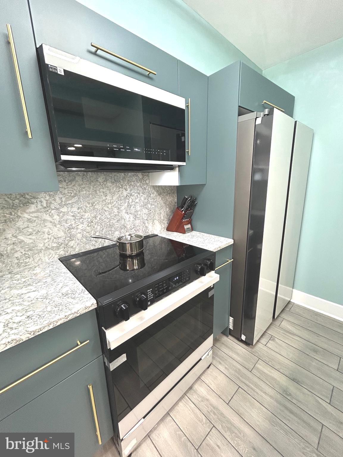 CHRISTOPHER COURT - Residential