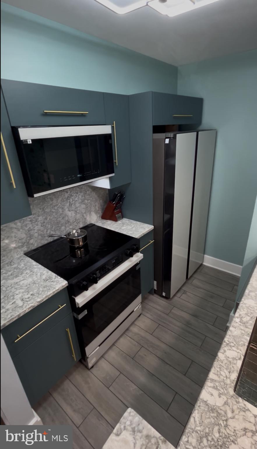 CHRISTOPHER COURT - Residential